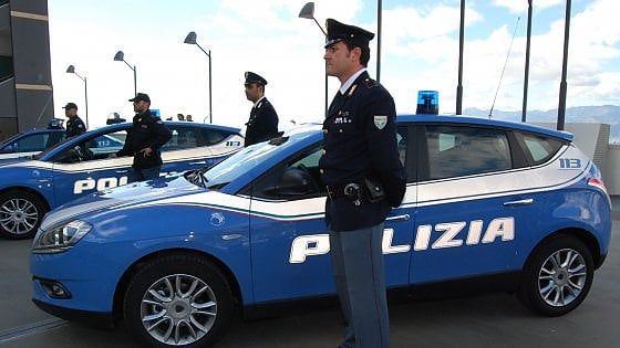 Maxi schermo in piazza, stand e mezzi d'epoca. La festa della polizia con gli studenti