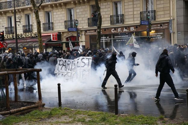 Scontri a Parigi tra manifestanti e polizia sulla riforma del lavoro