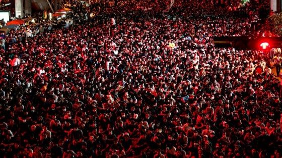 Tra arresti e post sui social, i manifestanti thailandesi conquistano il cuore di Bangkok
