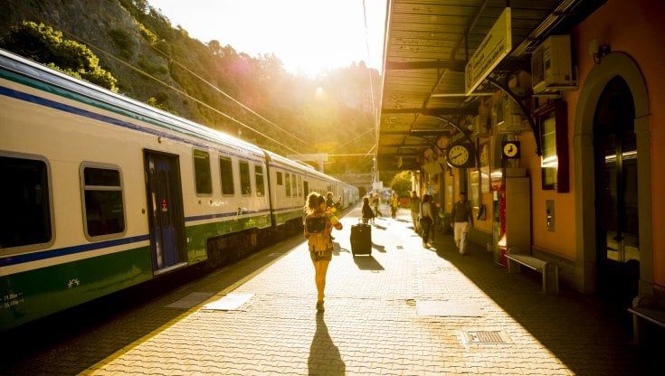 Legambiente, dalle Regioni ancora troppi pochi soldi per i treni pendolari. E la gente prende l’auto