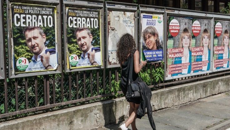 Elezioni comunali, la campagna ha invaso la città sui manifesti d'affissione. Stile, slogan e trucchetti dei candidati