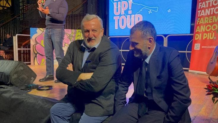 Elezioni, tra Emiliano e Decaro l’abbraccio dopo il gelo: “Di nuovo padre e figlio”