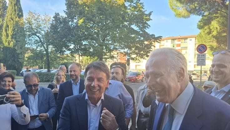 Toscana, tra Giani e Conte abbraccio al fotofinish: “M5S farà la sua parte”
