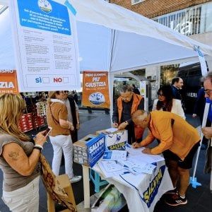 Danneggiamenti ad un gazebo della Lega Nord