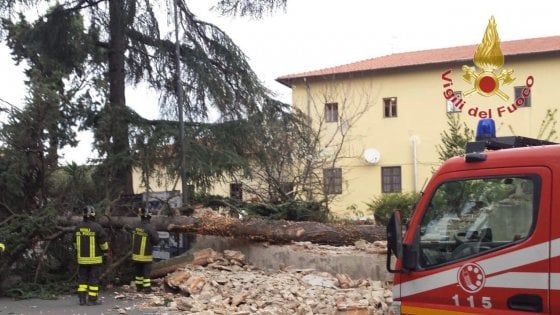 Maltempo, a Firenze 3 alberi caduti e 8 spezzati. Il vento ferma i voli a Peretola. Chiuso Boboli