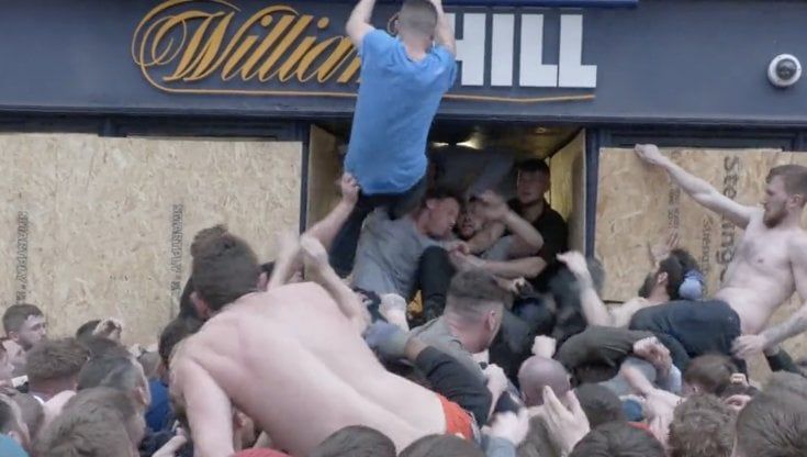 Violenza brutale, calci feroci e pugni in faccia: le incredibili scene del "calcio medievale" in Inghilterra