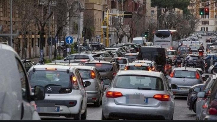 Napoli nella morsa dello smog: scattano i divieti, anche di sostare col motore acceso. Limiti superati da 35 giorni