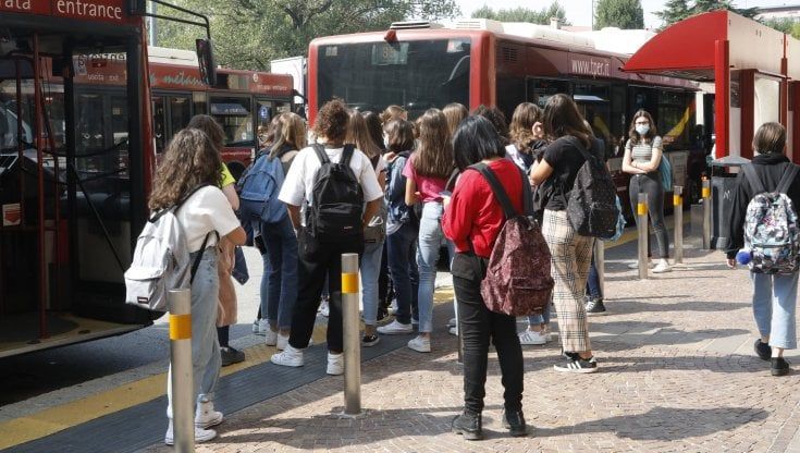 Scuola, a Bari e provincia nelle superiori restano i doppi turni almeno per un'altra settimana. "Serve tempo"