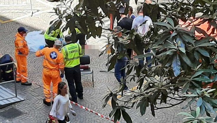 Precipita dal sesto piano di Palazzo di Giustizia, morto un avvocato: ipotesi suicidio   