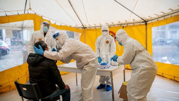 Rt come a dicembre e balzo dei ricoveri. "Il virus non è finito"