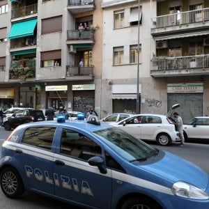 Chiama la polizia: "Sono incinta, mio marito mi picchia sulla pancia", la polizia lo arresta
