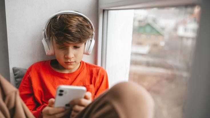 Minori online, l'Europa stringe i tempi: dalla maggiore età digitale alla verifica dell'età