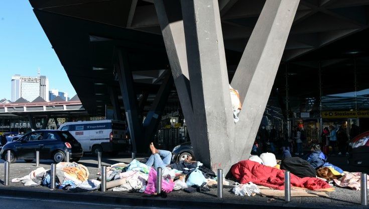 Napoli, emergenza piazza Garibaldi. Appello degli operatori: "Arrivano i turisti, il Comune intervenga"