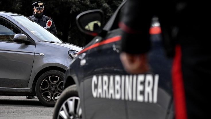 Gruppo di ragazzi ruba un'auto: denunciati in sei, alla guida uno studente 15enne