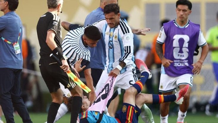 Paredes squalificato 10 giornate, Molina 7: stangata Fifa sull’Argentina per la finale con la Spagna