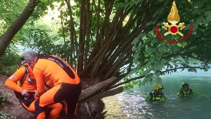 Siena, uomo si tuffa nell’Elsa e non riemerge. Trovato morto dai vigili del fuoco