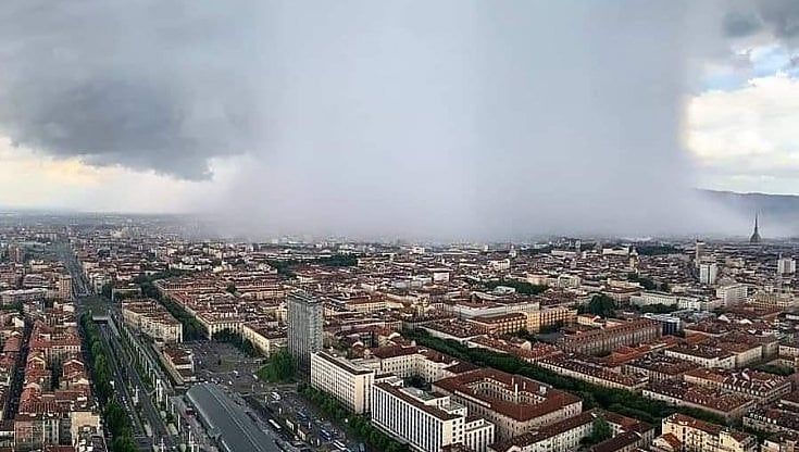 Nubifragio record su Torino: in tre ore non è mai piovuto così tanto dal 1928. Temperatura crollata di 10 gradi