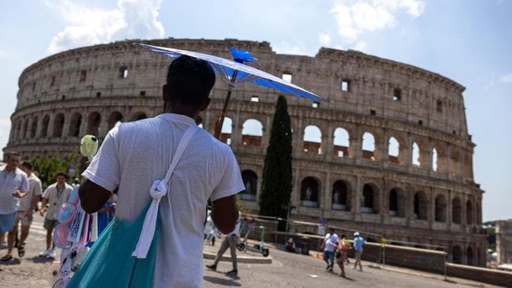 Centurioni e ambulanti, effetto suk al Colosseo: “Subito più vigili urbani”