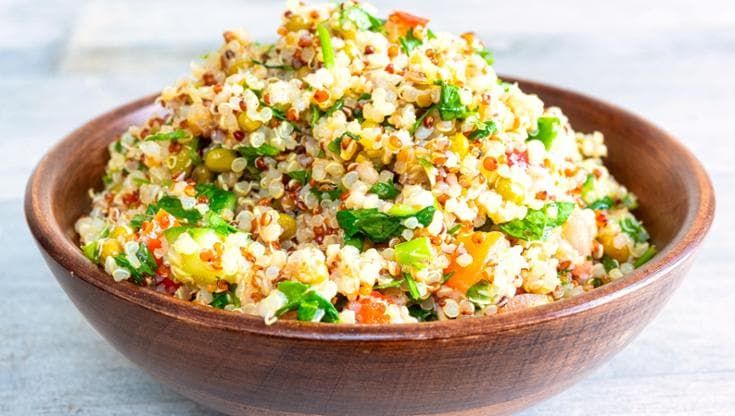 Quinoa, spinaci e yogurt greco: le armi per ridurre la “Fupa”, l’inestetica pancia cadente