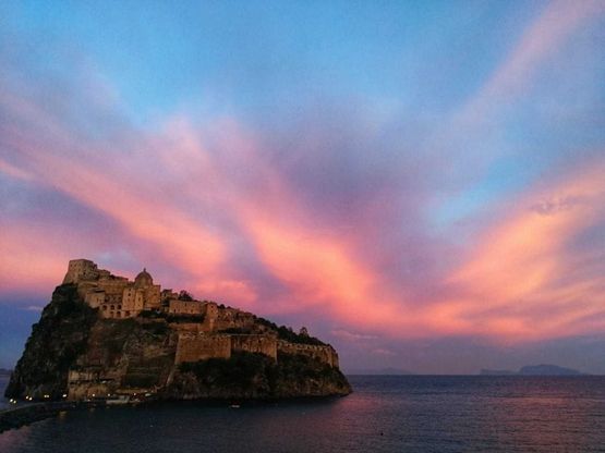 Ischia, il tramonto è dipinto di rosa