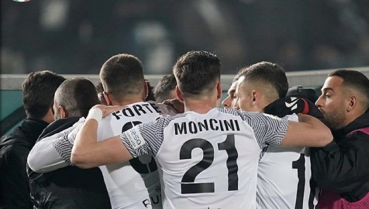 Serie B: il Benevento in 10 riprende il Brescia, il Lecce si salva a Cosenza al 94'. Sale il Monza
