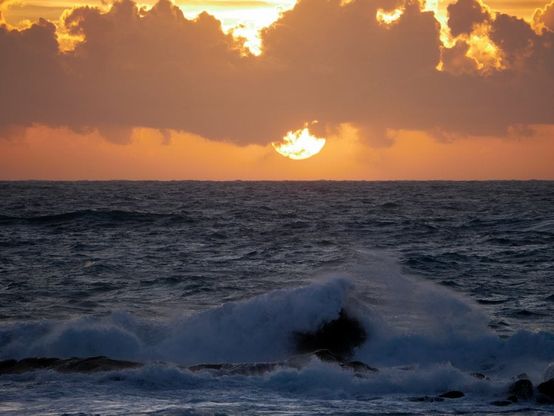 Forio, spettacolo al tramonto: il sole scompare tra le onde