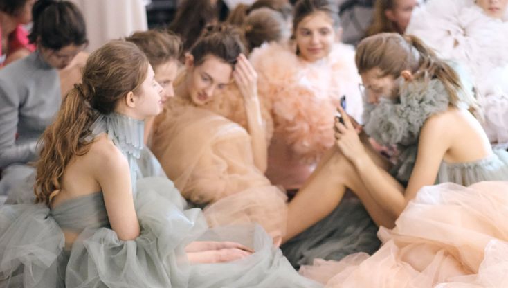 Ruches, tulle e volant per un look da bambola