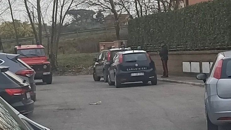 Si barrica in casa, spara e minaccia di far esplodere la palazzina: feriti due militari. Nell'appartamento archi e balestre