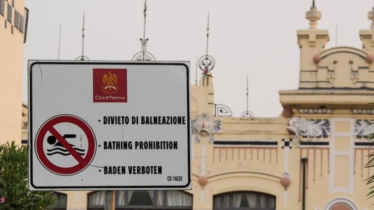 Mondello, la zona rossa del mare vietato. “Turisti stranieri ignari”