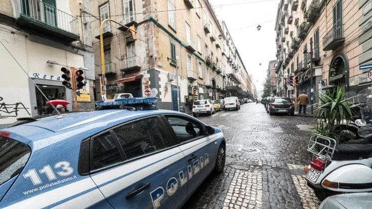 Napoli, via Duomo: tentata violenza su studentessa francese, assalita alle spalle davanti ascensore