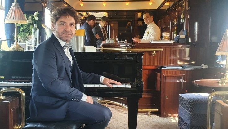 Luca Cerigioni, il pianista dell'Orient Express: "Il mio jazz in treno per John Travolta e Angelina Jolie"
