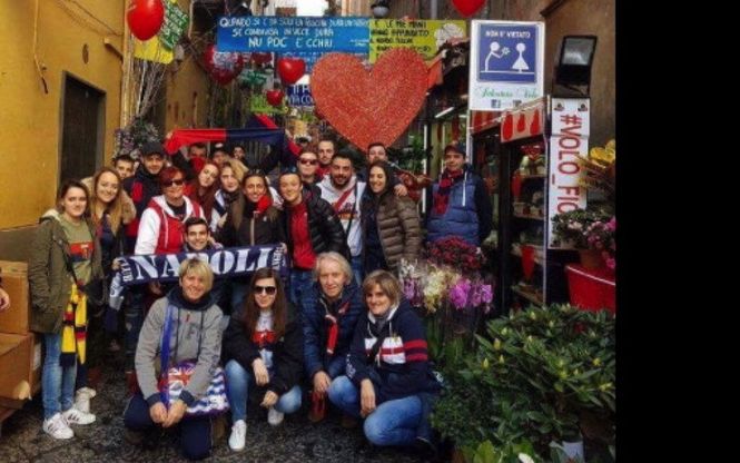 Tifosi del Napoli e del Genoa: la foto di gruppo. Tutti insieme, ai Quartieri Spagnoli