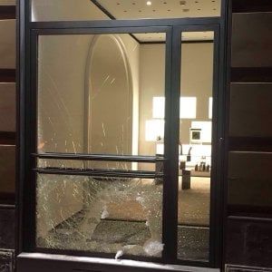 Napoli, colpo a Fendi in via Filangieri. Vetrina sfondata