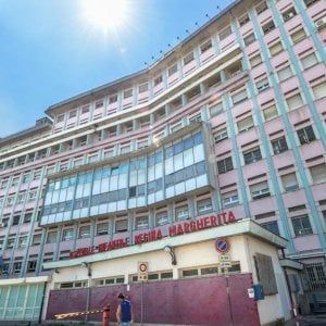 Bimba senegalese operata a Torino: userà di nuovo mani e braccia ustionate 