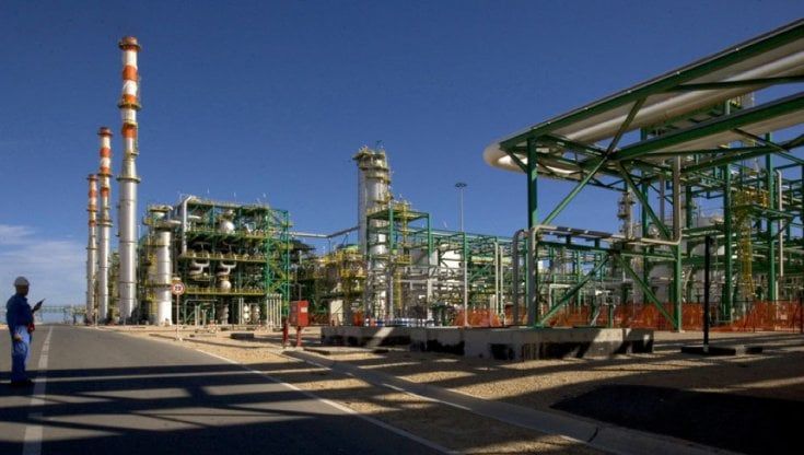 Libia, l'impianto Eni a Mellitah assediato dai miliziani. Gli operai: "Bloccati dentro due giorni"