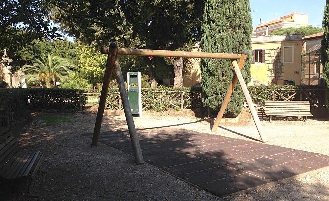 Villa Sciarra, rubate le altalene<br />&egrave; allarme furti di ferro e rame