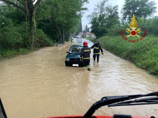 Maltempo, salvate quattro persone bloccate in auto in un sottopasso nell'Aretino