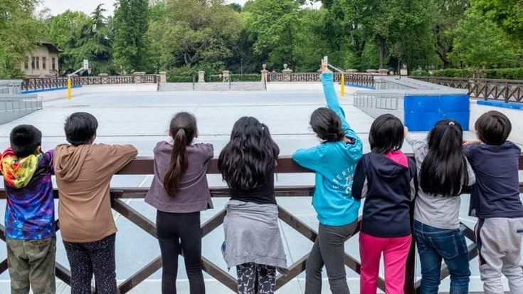 A Milano è straniero un alunno su 4, le scuole: “Docenti specializzati e attività per includere”