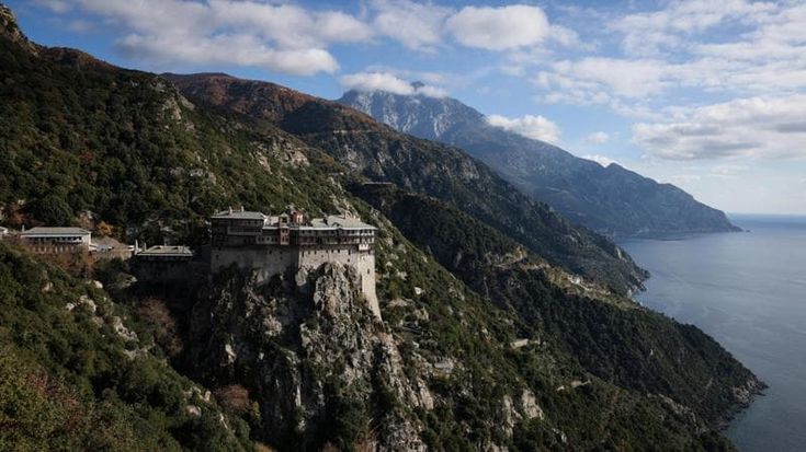 Grecia. Sull’Athos c’è la più piccola comunità internazionale del mondo, una Babele che funzio