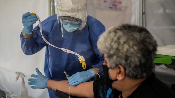 "Covid in ritirata, diamo il colpo di grazia". E l'Emilia-Romagna valuta la produzione del plasma