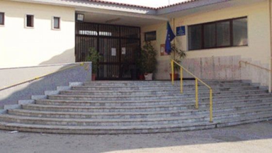 Mamma di un alunno schiaffeggia la maestra davanti alla scuola 
