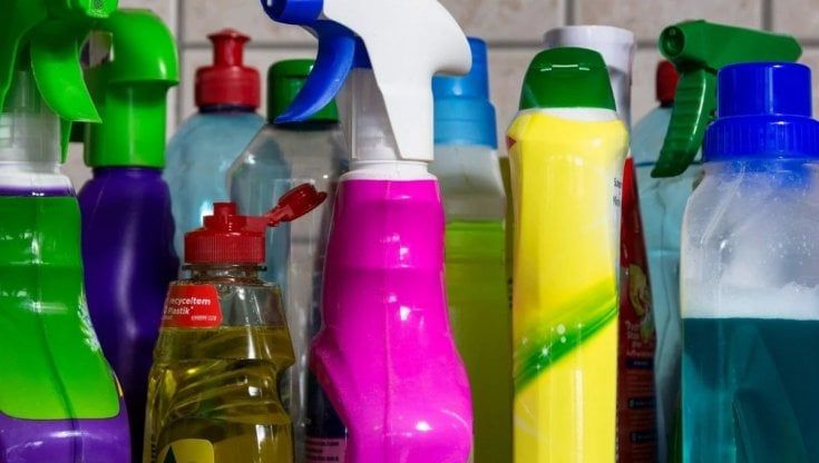 Pavia, bambino di due anni si ustiona il viso con la candeggina rovesciandosi addosso un bicchiere