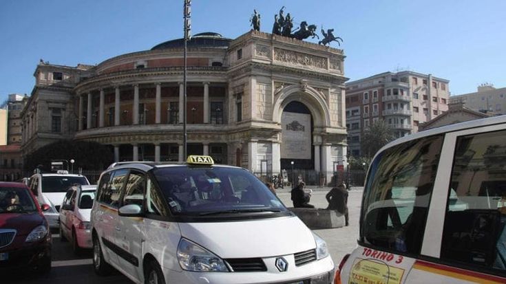 Convenzione col Comune: via al taxi a tariffa ridotta per giovani, anziani e donne