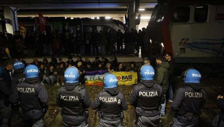Pisa, manifestanti bloccano treno con mezzi militari alla stazione. Circolazione interrotta per ore
