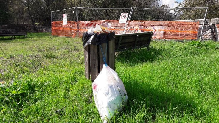 Roma, sulla ciclabile della Magliana: gimkana fra sterpaglie buche e sos rotti 