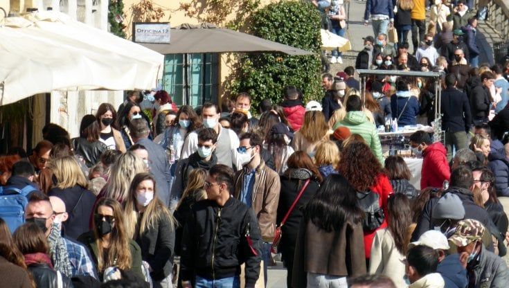 Assembramenti senza regole, il sociologo: "Lasciarsi andare è una reazione all’incertezza"
