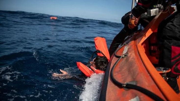 Sea Watch, il dietrofront del Viminale. Dopo un giorno di proteste, l’ordine di sbarcare il corpo del diciassettenne morto a Pozzallo