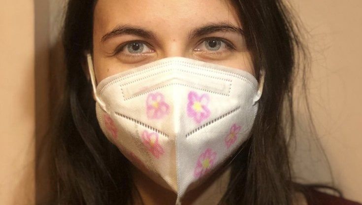 Mascherina anti-Covid a carnevale: la provocazione social di Brera