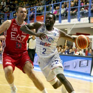 Basket, Milano cade a Brindisi: Reggio la aggancia in vetta. Avellino è terza 