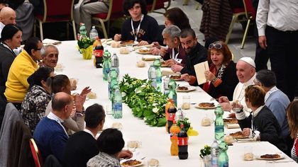 Il Papa a tavola con i bisognosi in Vaticano: il pranzo nell'aula Paolo VI